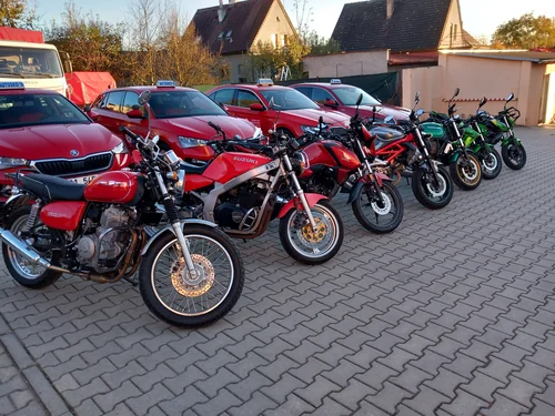 řada zaparkovaných motocyklů autoškoly