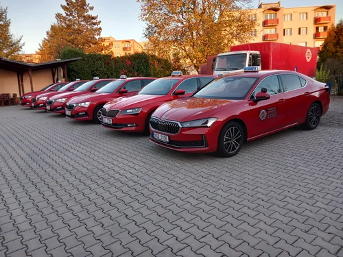 řada zaparkovaných vozidel autoškoly