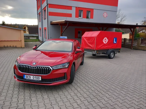 osobní auto s přívěsem