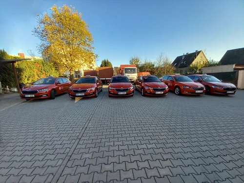 řada zaparkovaných vozidel autoškoly